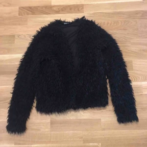  - Svart päls jacka (ej äkta päls)  
