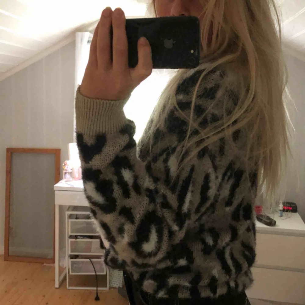 Väldigt mjuk och fin tröja med leopardmönster från ”Newlook”  Köparen står för frakt men kan mötas :). Tröjor & Koftor.