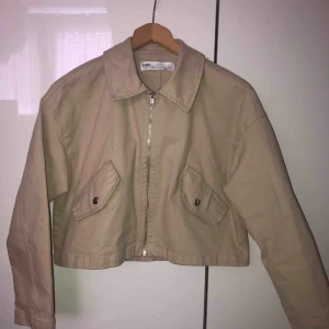  - Denna jackan e verkligen så fin men den kmr tyvärr int till användning längre!💕 super fint skick⭐️ 