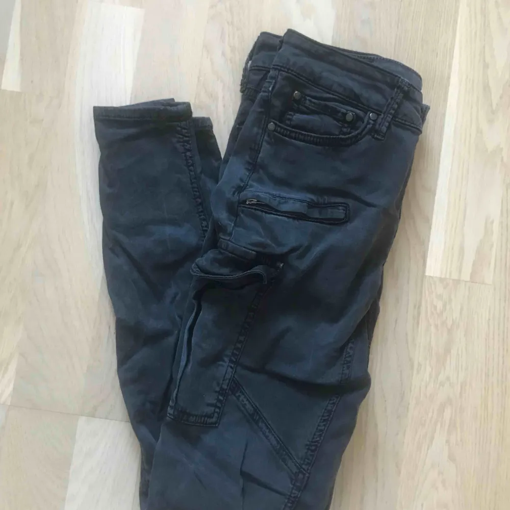 🥥 Tighta cargo byxor från Gina tricot (frakt tillkommer) 🥥. Jeans & Byxor.