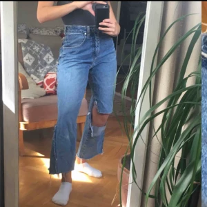 Jeans  - Jeans köpta här på Plick men dom passade tyvärr inte mig. Passar både S och M beroende på hur man vill att dom ska sitta:)) 