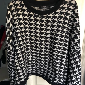 Mönstrad tröja  - Tröja med svart-vitt mönster strl 36. Lite kortare i modellen med stora ärmar. Köpt från berskha 