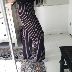 Randiga vida byxor - Snygga vida byxor köpta från Zara. Lagom längd för mig som är nästan 172. Köpta för 500kr, bra skick.