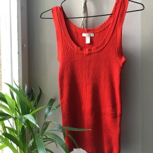 Ribbat linne från H&M - Snyggt oranget linne från H&M i tjockare och ribbat tyg. Säljer då det inte längre kommer till användning för mig. Linnet är i storlek XS men passar upp till M 🧡