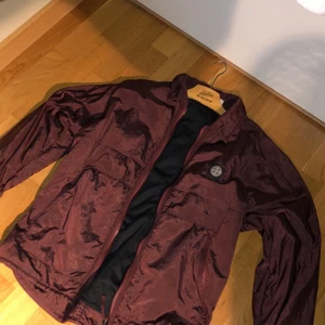 Stone Island Nylon Ripstop - Köpt för 4200 på nk. Säljer för 2000. Skick 9/10. Storlek S.
