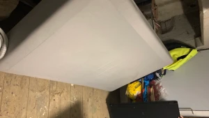 Säng  - Säljer nu min gamla 120 säng som jag bara vill bli av med. Finns en fläck på sängen. Bäddmadrass medföljer om så önskas, dock fläckar där med. Saknas en planka under men det påverkar ingenting, sängen funkar utmärkt ändå! 