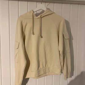 Gina tricot tjocktröja  - Säljer denna tjocktröja ifrån Gina tricot i Strl S säljer denna för 80kr plus 63 i frakt som köparen står för ❤️