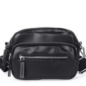 Carin Wester  - Carin Wester väska med tjockt band som går o ställa in i olika längder. Köpt på Åhléns city 