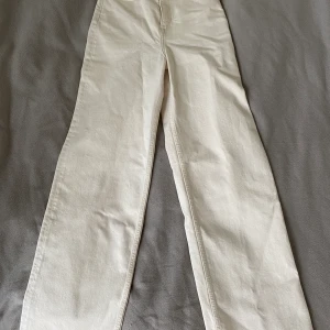 Jeans  - Säljer ett par helt oanvända jeans för 600kr pga att dom inte passade mig. Superfina och helt nya💕 hör av er vid intresse 