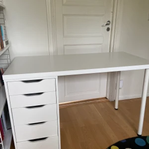 Skrivbord - Säljer mitt smink/ skrivbord ifrån ikea✨💗 lite små märken på bordet men annars är den i fint skick💗✨ den som budar högst får den✨