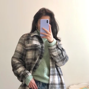 RUTIG HÖSTJACKA I XS - Rutig höstjacka från HM i storlek XS, passar även för de som har S, M. Passar perfekt till hösten, supermysig! 🍂 Jackan har totalt 4 fickor, två vid brösten och två där nere. NYSKICK!