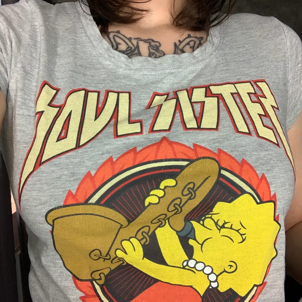 Cool Simpsons tshirt med Lisa Simpson på och texten ”soul sister”🤩 Använd bara några gånger, jätte skön, storlek XS!🥰 . T-shirts.