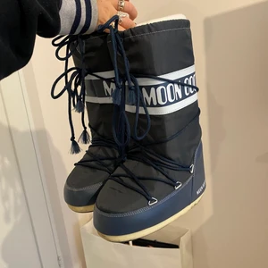 Moonboots - Moonboots i storlek 35-38, marinblåa använda en enda gång!