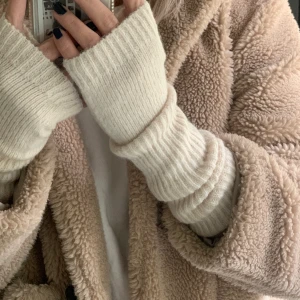 Handledsvärmare - Jättefina och mysiga handledsvärmare prefekt för hösten/vintern! En lite benvit färg som passar t mycket! Köp direkt för 299! ANONSEN KRÅNGLAR SÅ LA UT IGEN KOLLA MIN PROFIL