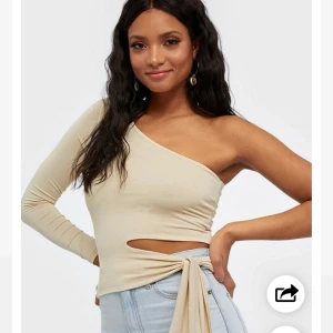 One shoulder tröja  - Nyskick, aldrig använd. Beige färg, normal i storlek perfekt tröja att klä upp och ned. 