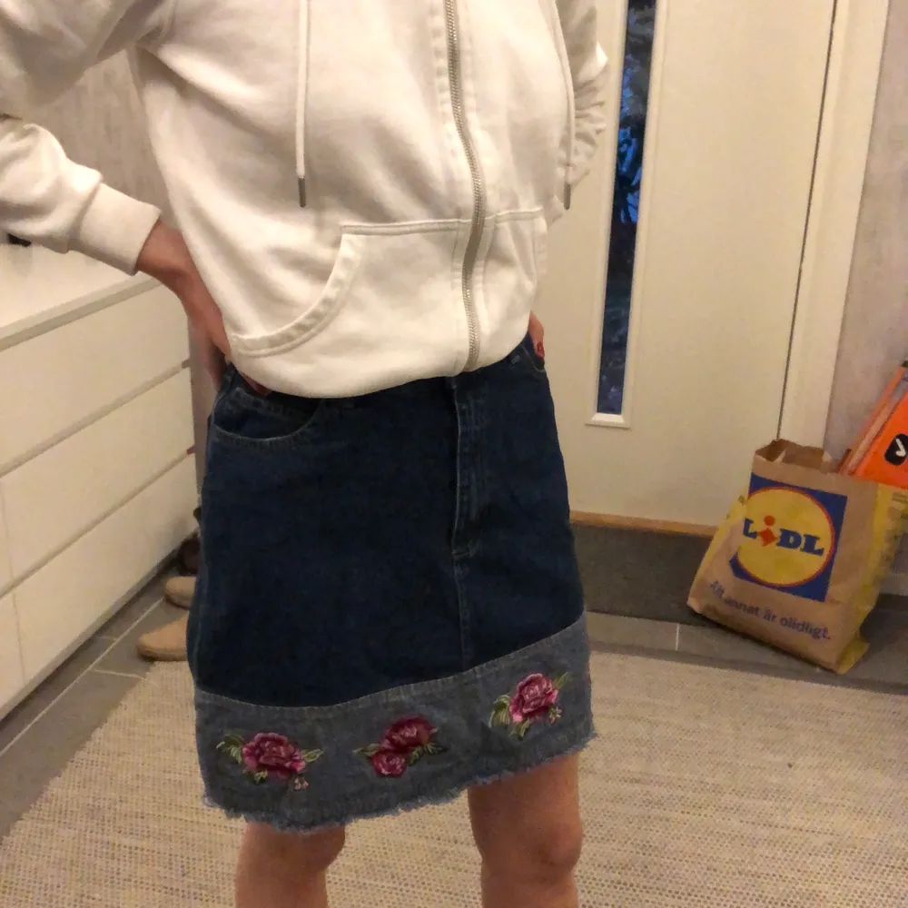 Superfin jeanskjol med blomtryck! Bra skick! Storlek står ej men passar mig som är 36/S. Skulle säga 34-38 funkar, beroende på hur man vill att den sitter. Frakt på 63kr tillkommer!🦋💞💞💞. Kjolar.