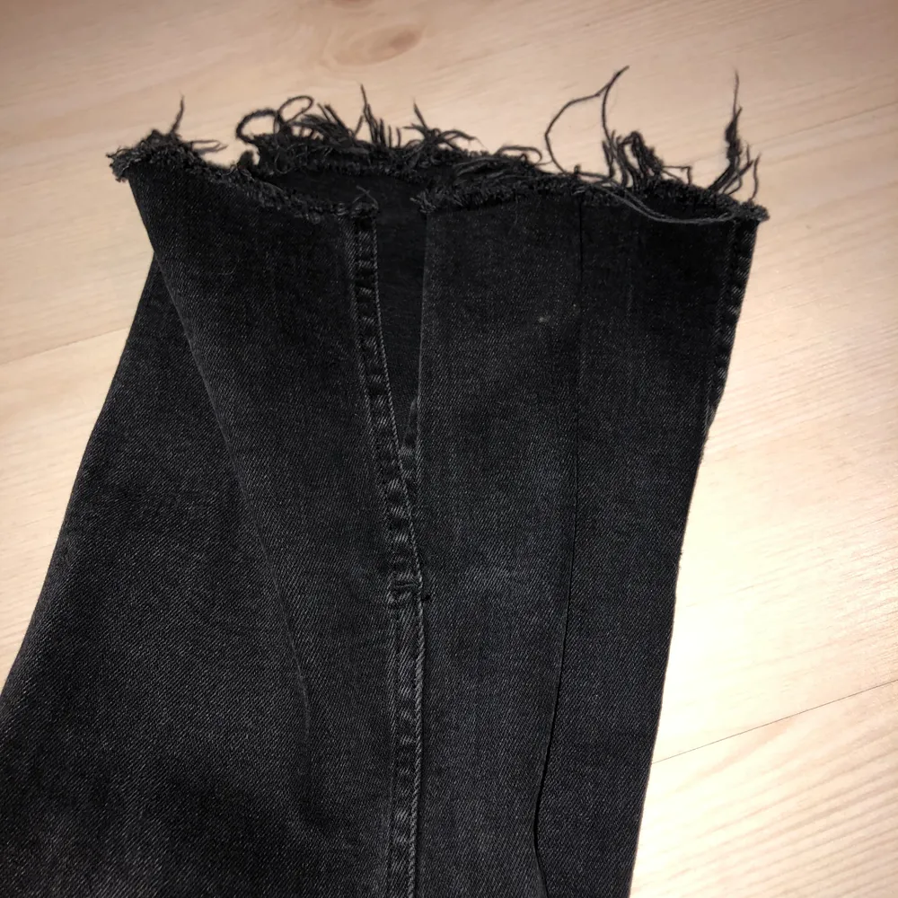 Ursnygga jeans i grå/svart tvätt med slits. De är cropped-flare med lite slitningar och slits längst ner. . Jeans & Byxor.