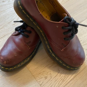 Dr martens  - Högt älskade och välanvända! Men de har ju så mkt kvar att ge. Färgen oxblod.