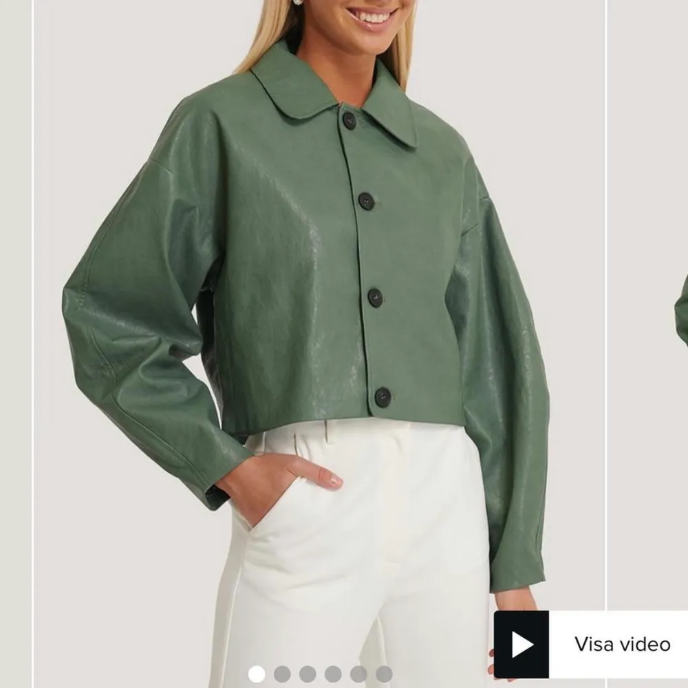 Intressekoll på denna fina gröna PU jackan från AFJxNAKD💚💚använd 1 gång då jag inte vet hur jag ska styla den men super fin!!💚💚skriv privat om intresserad, lägsta pris 300kr då den är som ny💚💚köpt för 599kr. Oversized men sitter perfekt - storlek 36💚. Jackor.