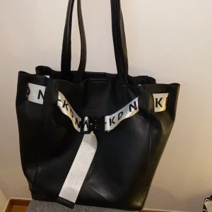 Väska från nakd - Jag säljer en väska från nakd, den är perfekt storlek för att ha till till exempel skolan. Den har ett innerfack. Säljer för 130+frakt 💞