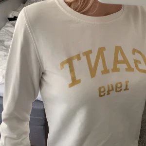 Gant tröja  - Säljer min fina Gant tröja med guldtryck. Använd ganska mycket men ändå bra skick! Nypris 799kr. Köparen står för frakten!