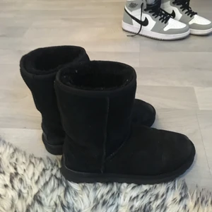 UGG - Köpta för 1,5 år sedan för 2300 , använda men fint skick storlek 38 skulle kunna byta mot ett par låga uggs grå eller svart