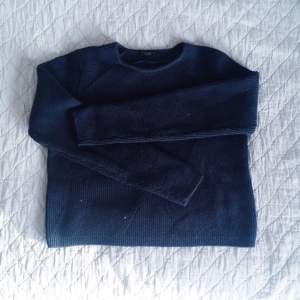 Stickad tröja i marinblått från COS, storlek M. Upplever den som något liten i storleken, så passar även S. Lite kortare i modellen. Använd ett fåtal gånger. 100% ull.