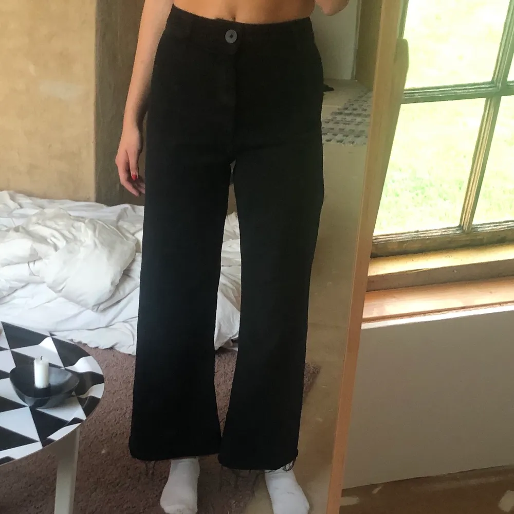 Svarta fina högmidjade kroppade jeans från Zara i modellen ”the marine straight ”. Använda 2/3 gånger så i jättebra skick! Dessa är de skönaste jeansen jag testat och dom är såå stretchiga! Storlek EUR 34. Fransiga längst ner, vilket är själva designen. 💫. Jeans & Byxor.