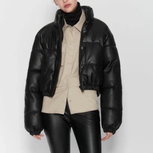 Zara pufferjacka i skinnimitation  - Helt ny pufferjacka från zara! Slutsåld överallt, både butik och online. Säljer bara om jag får bra bud:)) prislappen är fortfarande kvar! Bud ligger på 570kr:)