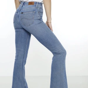 Bootcut jeans från Lee - Sjukt snygga och trendinfäga bootcutjeans från Lee. Nypris 1000kr, använda sparsamt. 400kr + frakt, eller budgivning om fler är intresserade