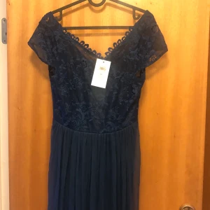 Klänning - Mörkblå klänning. Aldrig använd , prislappen sitter kvar.  