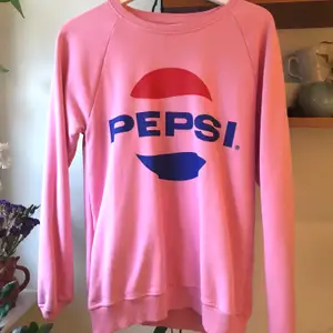 Rosa collegetröja från Junkyard med 80-talets Pepsi logga. Storlek: Unisex S 