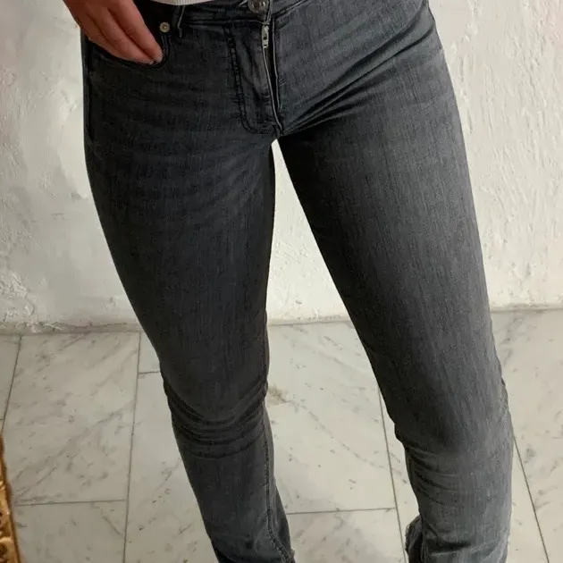Säljer mina super fina gråa jeans från zara💓 slits nertill och mycket bra skick!!! . Jeans & Byxor.