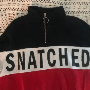 Kofta/sweater - Tröja med text från h&m. Hög i halsen & kort i midjan. 