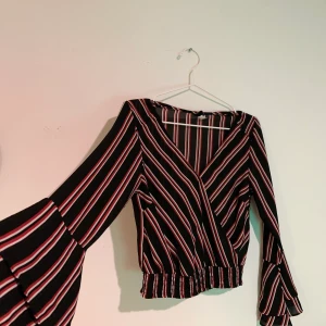 strl 36 - Fin blus i storlek 36, passar XS och S. Knappt använd!