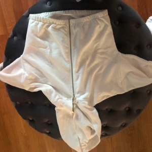 Croppad hoodie  - Säljer min croppade hoodie från Nelly, använd Max 3 gånger