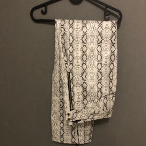 Snake byxor - Helt nya snake imitation från prettylittlething, prislapp kvar. Frakt betalas av köparen ifall de ska skickas. 