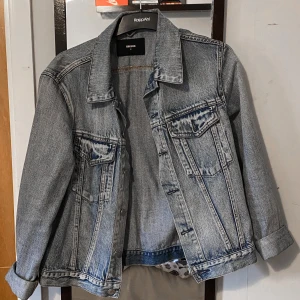 Jeansjacka, Bik Bok - Jenajacka från bikbok. I mycket bra skick, använt några fåtal gånger. Köpt i storlek M men passar en S om man vill ha en oversized fit. Två små fickor på varsin sida av bröstet. 