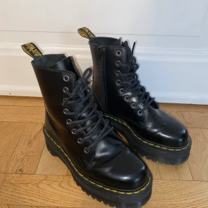 Helt nya dr martens, storlek 37 - Hej, säljer mina dr martens Jadons i storlek 37. Använda inomhus så i perfekt skick. Modellen är Jadon och dem är svarta. Jag börjar med bud från 1500 :) svara i kommentersfältet :)      Högsta budet ligger på 1770 nu. Budgivningen stängs den 9/10 kl 21:00