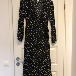 Långklänning - Superfin omlottklänning från H&M som slutar ungefär mitt på vaden. Storlek 36. Pris: 100kr. Köparen står för fraktkostnader🧡