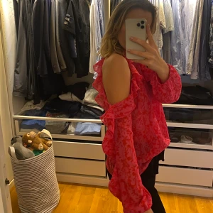 Rosa blus  - Härligt rosa blus ifrån Ginatricot. Jättefin, men kommer aldrig till användning, därför säljer jag.💗💖🌸