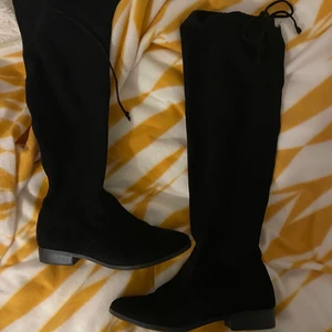 Overknees  - Säljer dessa nästan oanvända overknees, frakt: 66kr💞