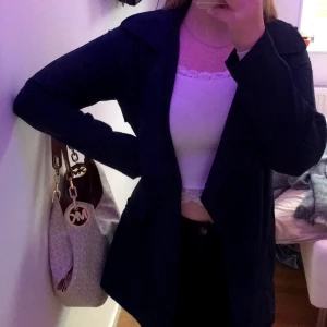 Jättefräsch kappa från bikbok💕 - Mörkblå jättefin kappa som jag säljer endast i behov av pengar💕 Används fåtal gånger under våren, köptes även då. Nypris 400, mitt pris 200. Köparen står för frakten 🥰