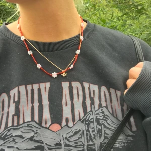 Blommigt halsband - Handmade. Blommigt halsband. Vid intresse kan även andra färger önskas. 