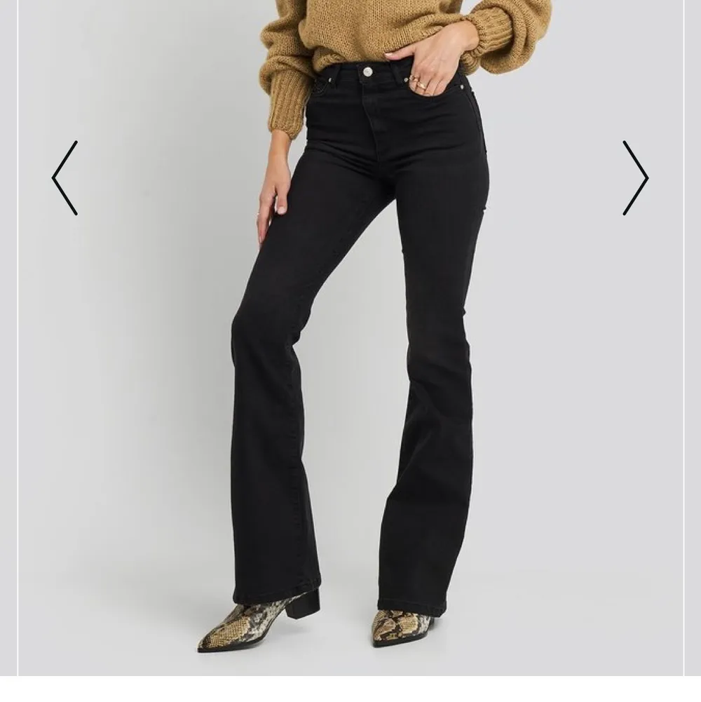 High waist flare jeans från Trendyol köpta på nakd för 400kr. Storlek 36. . Jeans & Byxor.