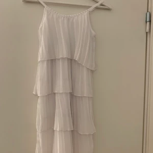 Klänning - Använd fåtal gånger, men liten fläck finns. Därav priset.