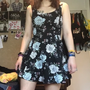 Svart klänning Med pastell blommor -  En väldigt fin svart klänning med pastell blommor. Stretchig och skön. Från H&M, storlek 36. Kan mötas upp i Stockholm eller posta. Frakt 44kr. Meddela mig om eventuella frågor. :)