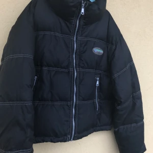 Pull & bear vinterjacka❄️ - Skitsnygg jacka från pull & bear! Använd några gånger. Storlek L men passar mig bra som brukar ha S/XS💞 Snygga detaljer och ger en lite vintage vibe💞 Köpare står för frakten