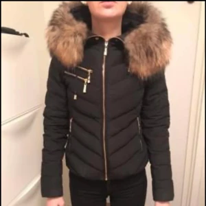 Hollies Chatel Vinterjacka - Svart Hollies Chatel vinterjacka i bra skick. Storlek: 34.