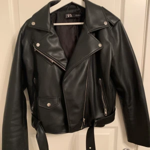 Skinnjacka Zara - En skinnjacka från Zara som är köpt förra året ✨ eftersom flera är intresserade så är det budgivning på denna!!